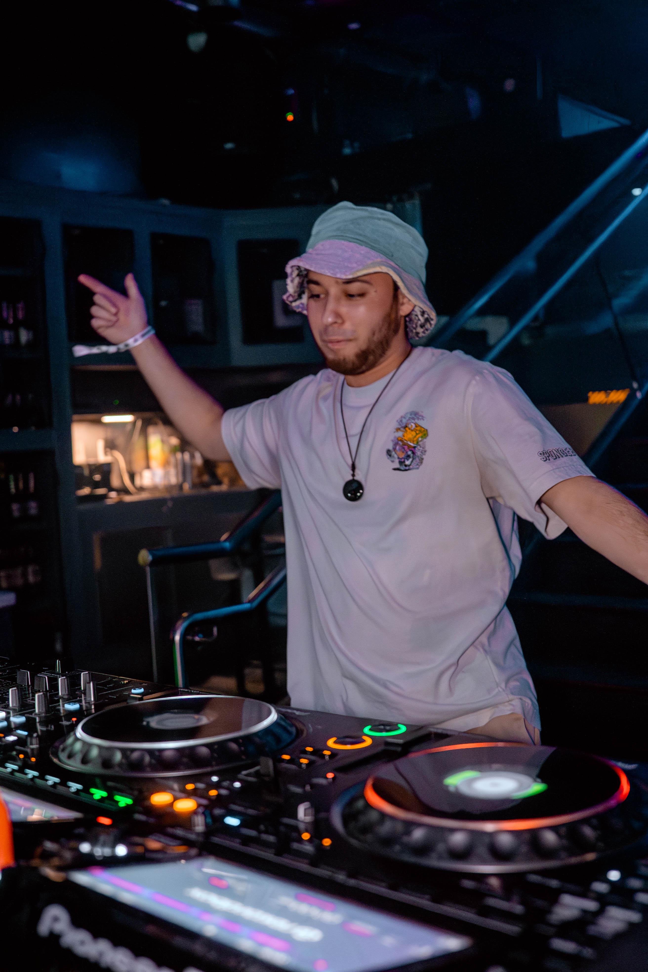 Mumbo performing